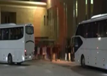 الأسرى الفلسطينيون يغادرون معبر رفح البري باتجاه العاصمة المصرية القاهرة