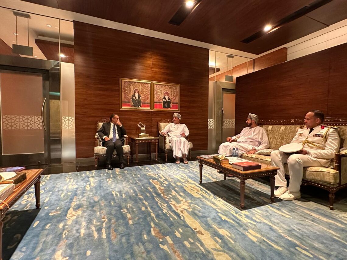 وزير الخارجية المصري يصل إلى مسقط