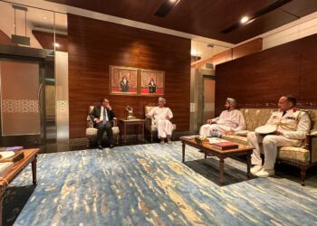 وزير الخارجية المصري يصل إلى مسقط