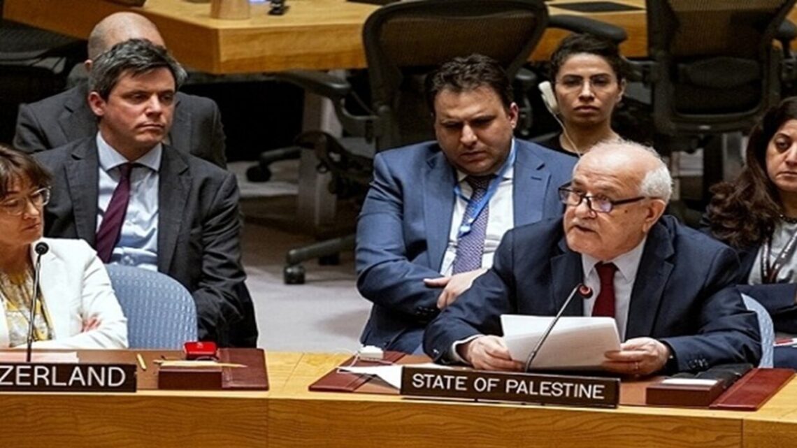 بالدموع.. مندوب فلسطين لدى الأمم المتحدة يقرأ رسالة طبيب قتل بغارة إسرائيلية في غزة