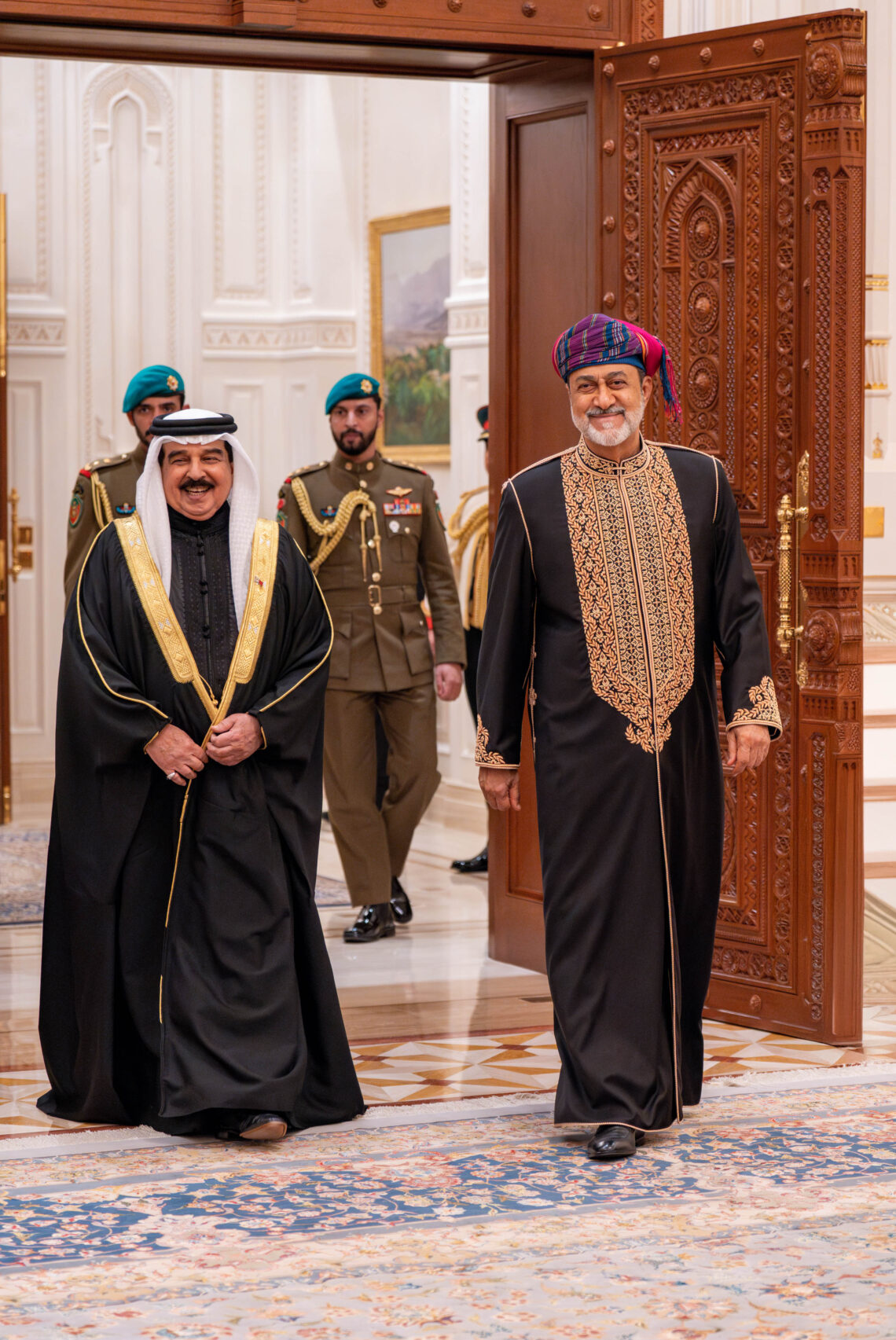 جلالةُ السُّلطان المعظم يُقيم مأدبة عشاءٍ رسميّةً تكريمًا لملك البحرين