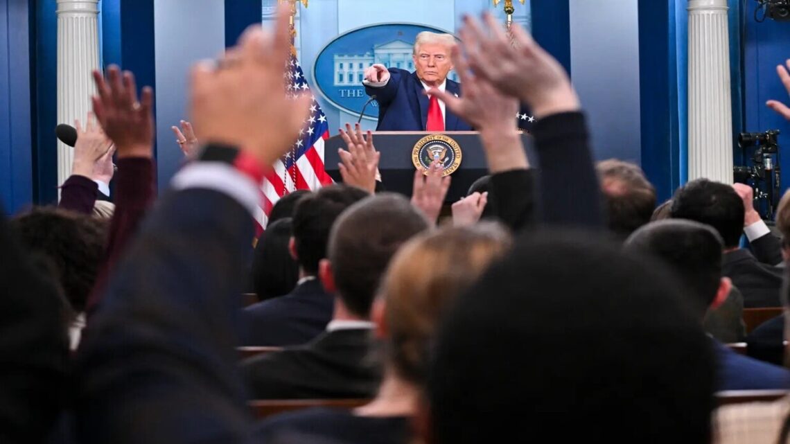 بالفيديو: ترامب يهاجم صحفية بعد “سؤال غير ذكي” عن تحطم طائرة واشنطن