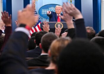 بالفيديو: ترامب يهاجم صحفية بعد “سؤال غير ذكي” عن تحطم طائرة واشنطن