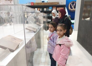 زوار معرض القاهرة الدولي للكتاب يتوافدون على جناح سلطنة عُمان