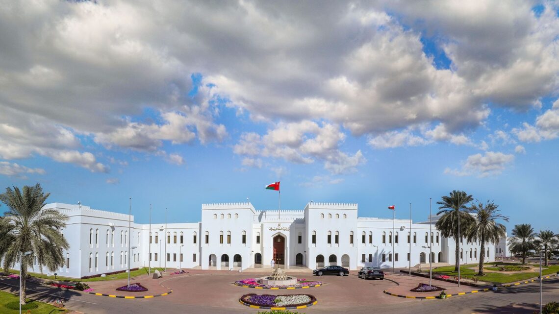 مواطنة عمانية ممنوعة من السفر في الهند .. ما القصة؟