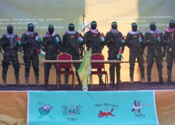 شاهد:  لحظة تسلم الصليب الأحمر الدولي محتجزين إسرائيليين في غزة