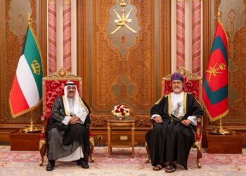 سلطان عمان يتلقى رسالة شفوية من أمير الكويت