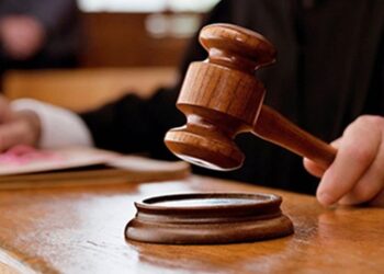 محكمة عمانية تصدر حكمًا بحق هندي تسبب في وفاة 4 أشخاص وإصابة 15 آخرين