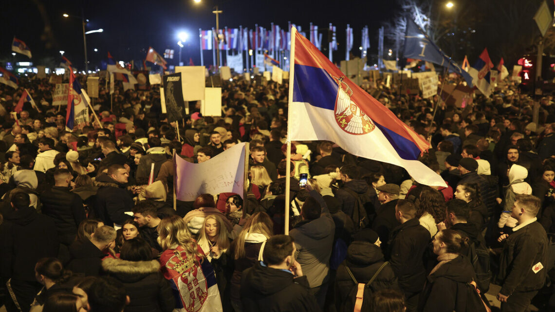 صربيا.. المحتجون يغلقون الجسور عبر نهر الدانوب في مدينة نوفي ساد