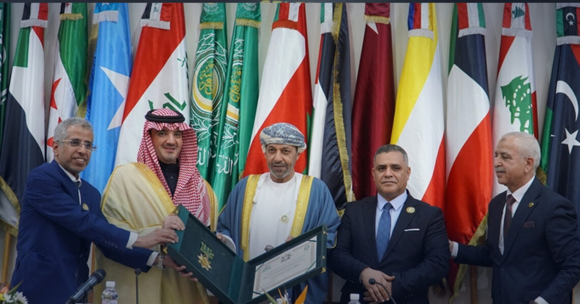 السلطان هيثم يتلقى أرفع وسام أمني عربي تقديرًا لدوره في تعزيز الاستقرار بالمنطقة