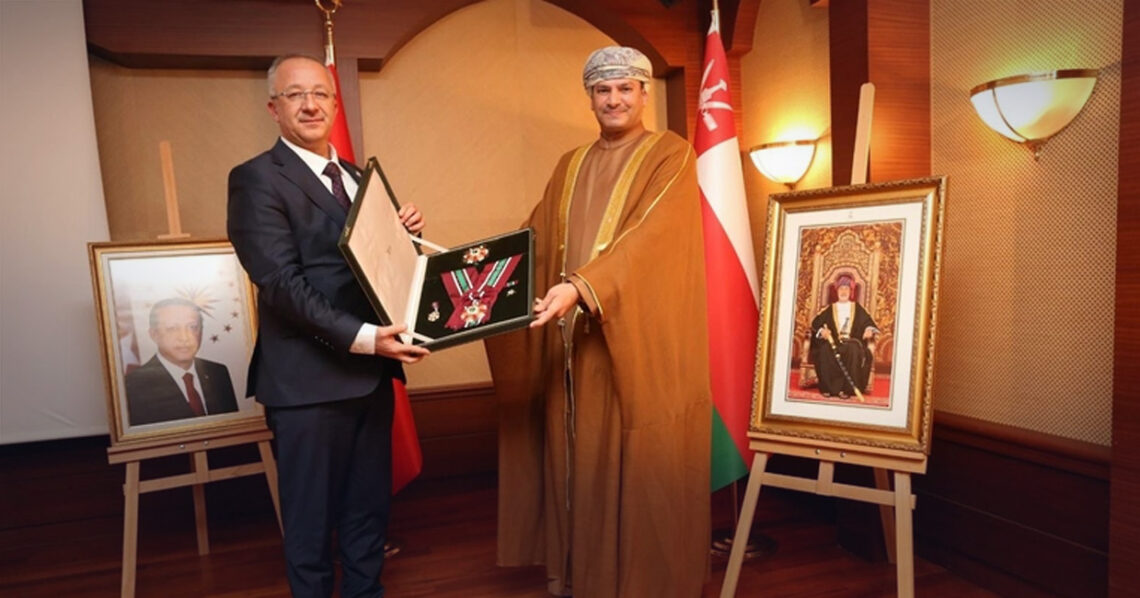سلطان عُمان يمنح وسام التكريم لبروفيسور تركي