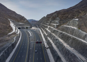 ما دلالات تسمية قادة وأعلام عُمان على عدد من المعالم والمنجزات بالسلطنة؟