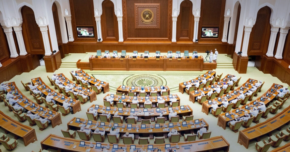 مجلس الشورى العُماني يناقش مشاريع قوانين جديدة لتنظيم العقارات ومكافحة الاتجار بالبشر
