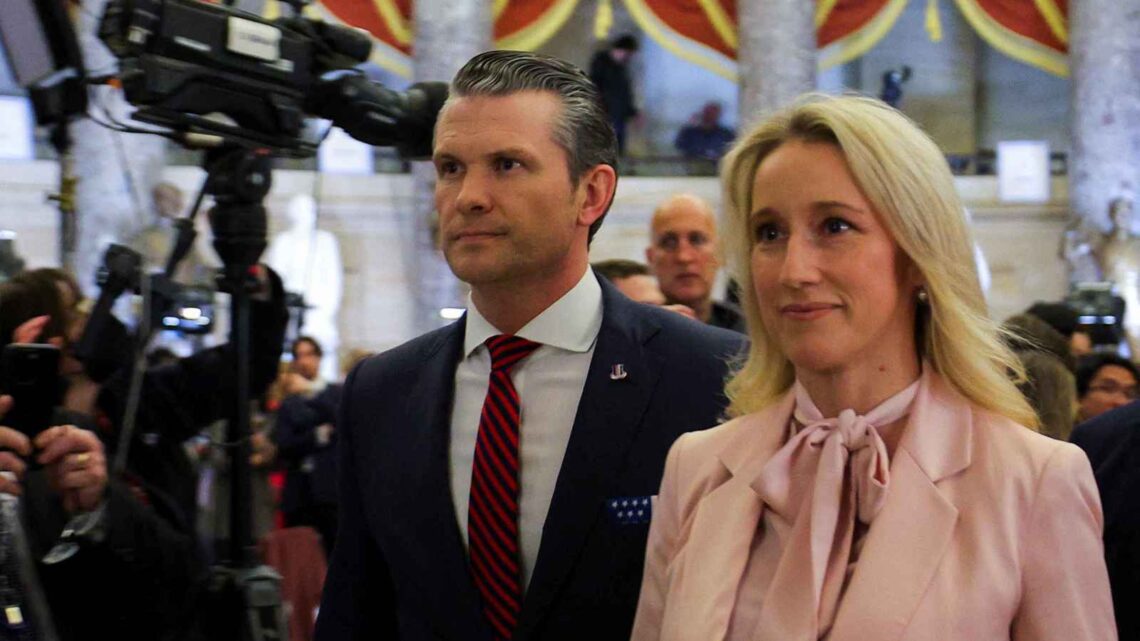 فضيحة جديدة في إدارة ترامب: وزير الدفاع يصطحب زوجته إلى اجتماعات عسكرية سرية