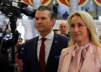 فضيحة جديدة في إدارة ترامب: وزير الدفاع يصطحب زوجته إلى اجتماعات عسكرية سرية