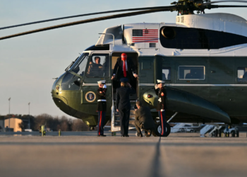 طائرة ترامب تربك حركة الطيران في واشنطن.. لهذا السبب