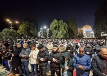 وسط تشديدات إسرائيلية.. 60 ألفا يؤدون صلاتي العشاء والتراويح في المسجد الأقصى