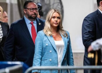 بالفيديو: المتحدثة باسم البيت الأبيض تتشاجر مع مراسل “حاول اختبار معرفتها بالاقتصاد”