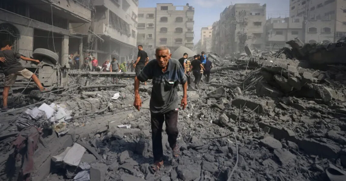 اعتراف خطير لضابط إسرائيلي: الجيش يستخدم الفلسطينيين كدروع بشرية يوميًا في غزة