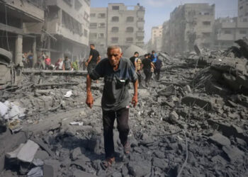 اعتراف خطير لضابط إسرائيلي: الجيش يستخدم الفلسطينيين كدروع بشرية يوميًا في غزة