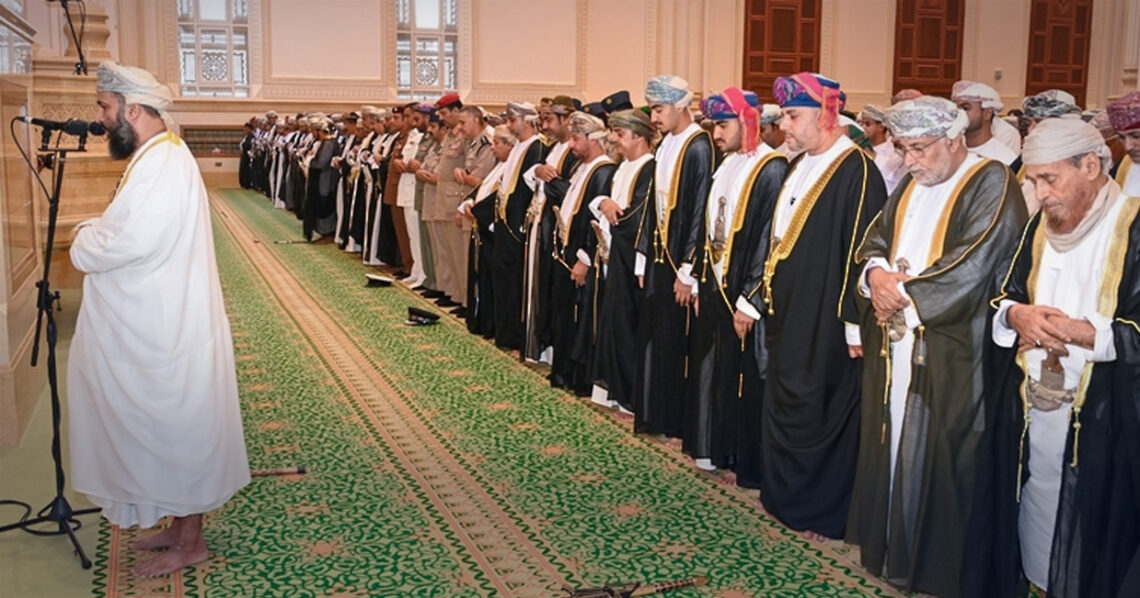 محافظ ظفار يؤدي صلاة عيد الفطر بجامع السلطان قابوس في صلالة