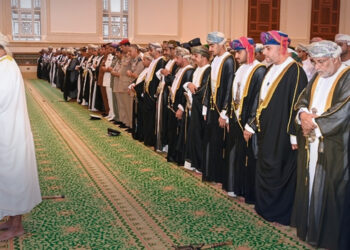 محافظ ظفار يؤدي صلاة عيد الفطر بجامع السلطان قابوس في صلالة