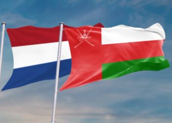 سلطان عمان وملك هولندا يتبادلان الأوسمة والهدايا التذكارية