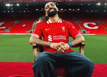 “أراد المساواة مع رونالدو” .. كواليس جديدة وراء فشل انتقال محمد صلاح إلى الهلال