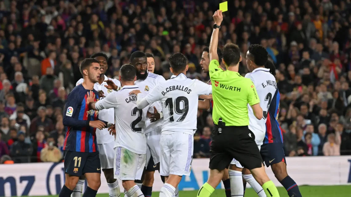 بطل المشادة العنيفة مع أنشيلوتي .. تعيين “عدو” ريال مدريد حكمًا لكلاسيكو نهائي كأس الملك أمام برشلونة