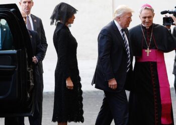 ترامب مازحا: أود أن أصبح أنا "بابا الفاتيكان"!