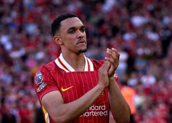 “مثل السحلية ولقد نسى من أين جاء ؟”.. مصارع يهاجم آرنولد قبل انتقاله إلى ريال مدريد