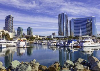 موقع "أكسيوس": حاكم كاليفورنيا يسعى لإعفاء ولايته من الرسوم الجمركية الانتقامية