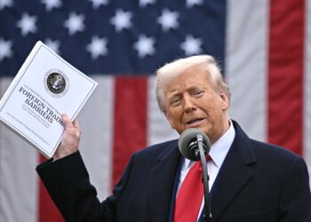 وصفه بـ "يوم التحرير".. ترامب يفرض رسوما جمركية على دول العالم