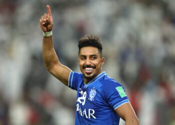 يتفاخر بعرض الدرعية .. شقيق سالم الدوسري يسكب البنزين على نار ملف تجديد عقده مع الهلال!