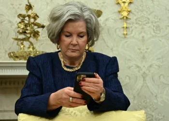 قرصنة هاتف كبيرة موظفي البيت الأبيض و”انتحال شخصيتها”