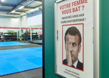 بعد “صفعة ماكرون”.. حملات ساخرة في فرنسا للرجال المعنفين (فيديو)