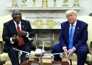 "آسف لا أملك طائرة لأعطيك إياها".. رئيس جنوب إفريقيا يمازح دونالد ترامب