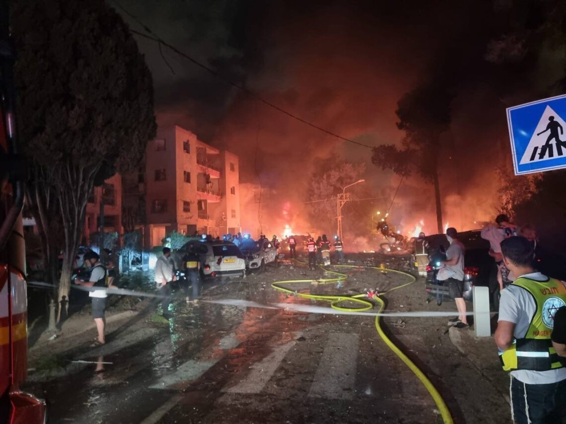 صحيفة إسرائيلية توضّح: لماذا تطلق إيران صواريخها ليلًا؟