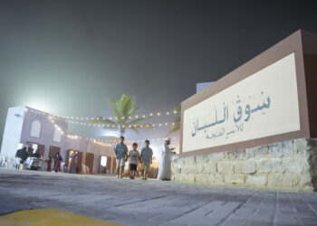 بلديةُ ظفار تدعم أكثر من 300 مشروع للأسر المنتجة في “سوق اللبان” بشاطئ الحافة