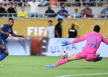 “أخبريه بهذا الأمر” .. جماهير مان سيتي توجه غضبها نحو زوجة إيدرسون بعد مستواه المتواضع أمام الهلال