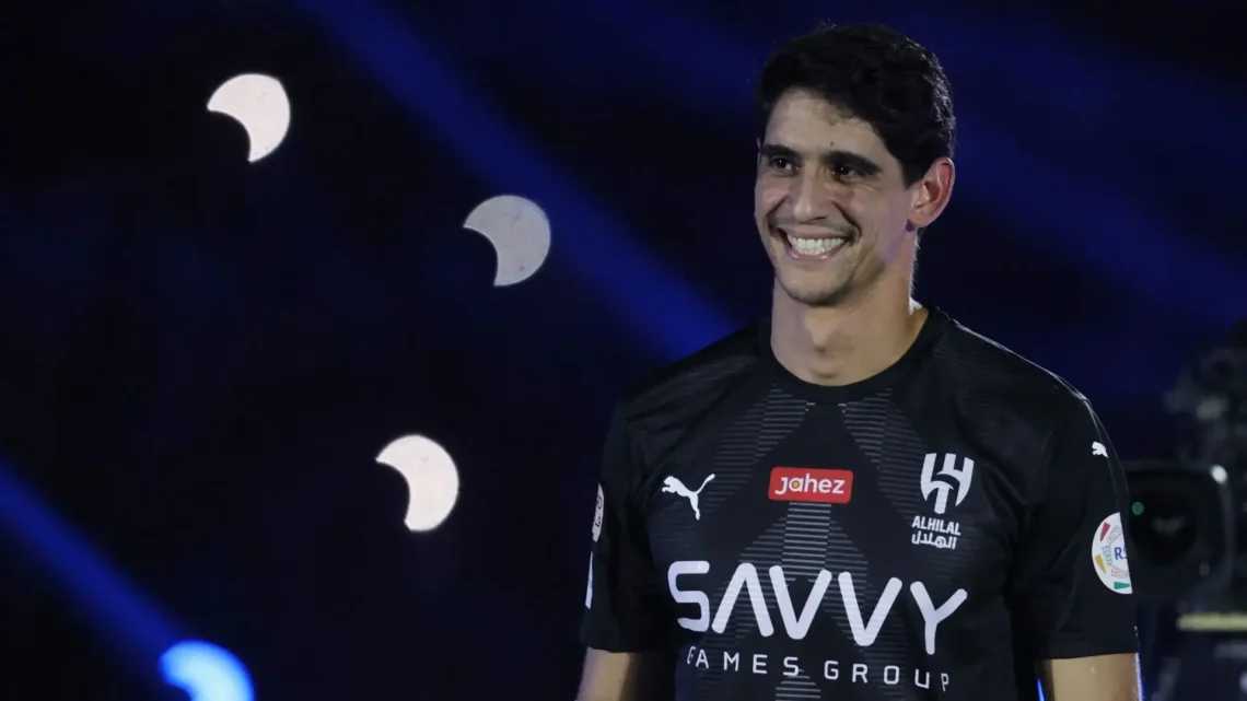 وكيله كشف عن رغبته النهائية .. الهلال يقدم “مزايا إضافية” لإقناع ياسين بونو بالتجديد