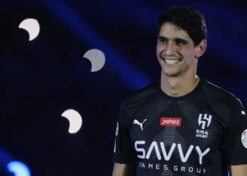 وكيله كشف عن رغبته النهائية .. الهلال يقدم “مزايا إضافية” لإقناع ياسين بونو بالتجديد