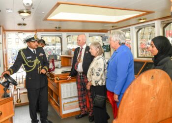 سفينة "شباب عُمان الثانية" تستقبل عمدة مدينة أبردين الاسكتلندية