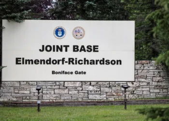 ماذا نعرف عن القاعدة العسكرية التي تستضيف ترامب وبوتين؟