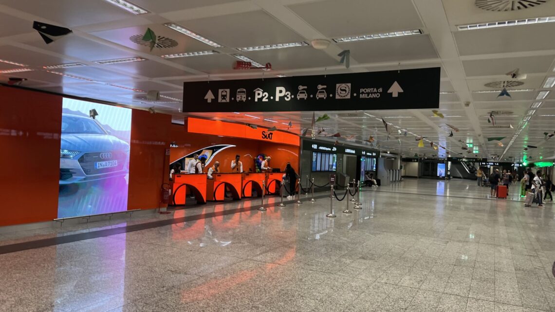 إيطاليا.. رجل يشعل حريقاً ويهشم شاشات بالمطرقة في مطار مالبينسا الدولي بميلانو (فيديو)