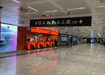 إيطاليا.. رجل يشعل حريقاً ويهشم شاشات بالمطرقة في مطار مالبينسا الدولي بميلانو (فيديو)