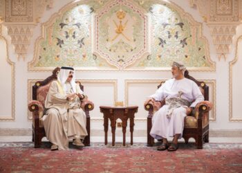 جلالةُ السُّلطان المعظم وأخوه ملك البحرين يعقدان لقاءً وديًّا ببيت الرّباط العامر بصلالة