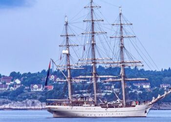 سفينة شباب عُمان الثانية تغادر ميناء كريستيان ساند بالنرويج متوجهة إلى ميناء إيسبيرغ بالدنمارك