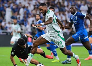 “عذرًا الأولوية مُسجلة باسم الهلال” .. عبد العزيز الزلال يحرج رئيس الأهلي بتصحيح “إنجازاته المزعومة”!