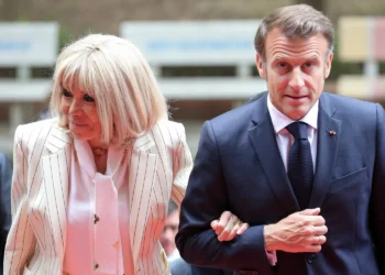 فرنسا.. ماكرون وزوجته سيقدمان أدلة لمحكمة أمريكية تثبت أن "بريجيت" وُلِدت أنثى